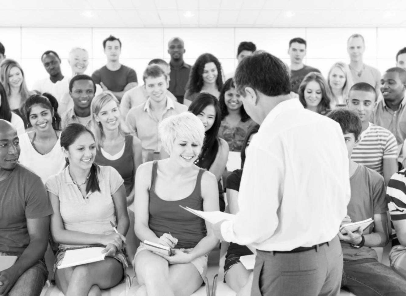 Startup-Team präsentiert Finanzkennzahlen auf modernem Display